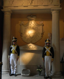 Herb &bdquo;Zajączek&rdquo; nad sarkofagiem gen. J&oacute;zefa Zajączka w kościele w Opat&oacute;wku &ndash; lipiec 2015